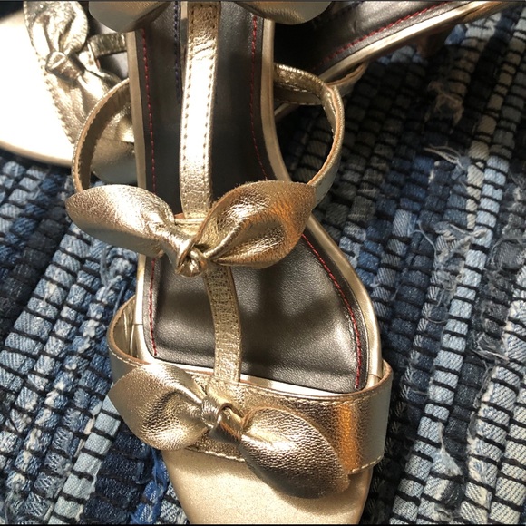 Beautiful bow front gold heals - Picture 2 of 8